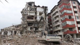 Hatay’da depremlerde ağır hasar alan 6 bina kontrollü yıkıldı