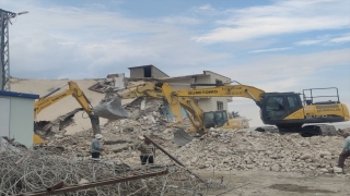 Hatay’da depremlerde ağır hasar alan 8 bina kontrollü yıkıldı