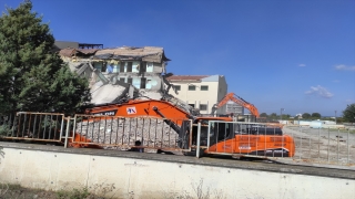 Hatay’da depremlerde hasar alan Erzin Devlet Hastanesi kontrollü yıkıldı