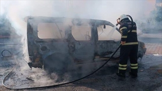 Hatay’da seyir halindeki ticari araçta çıkan yangın söndürüldü