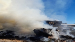 Burdur’da kaynak makinesinden çıkan yangında 80 ton saman balyasını yandı