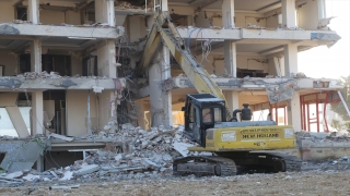 Hatay’da depremlerde ağır hasar alan 3 bina kontrollü yıkıldı