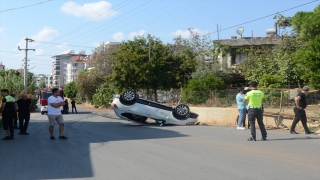 Serik’te takla atan otomobildeki 2 kişi yaralandı
