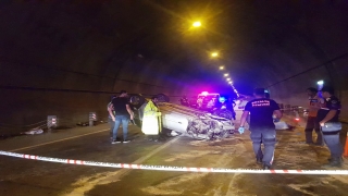 Alanya’da tüneldeki bariyerlere çarpan otomobildeki 2 kişi öldü
