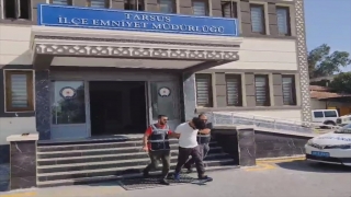 Mersin’de hafif ticari araçtan hırsızlık yapan 2 şüpheliden 1’i yakalandı