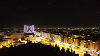 Antalya’da alışveriş merkezinin dış cephesine siyah kurdele yansıtıldı