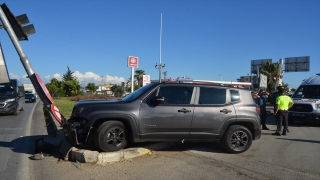 Serik’te kamyonetle çarpışan otomobilin sürücüsü yaralandı