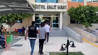Hatay’da yedek lastiğinde uyuşturucu ele geçirilen araçtaki 2 zanlı tutuklandı