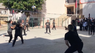 Adana’da polisler, voleybol turnuvasına hazırlanan öğrencilerle antrenman yaptı