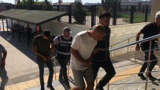 Mersin’de otomobil hırsızlığı iddiasıyla yakalanan 2 zanlıdan biri tutuklandı