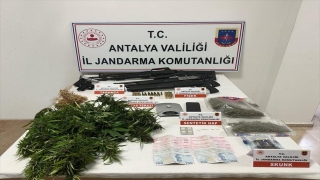 Antalya’da evinde uyuşturucu yapımında kullanılan bitki yetiştiren kişi yakalandı