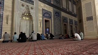 Adana’da sabah namazı sonrası Filistinliler için dua edildi