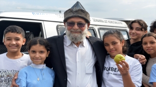 Denizlili ”Elmacı Dede” yetiştirdiği meyvelerle Kahramanmaraşlı afetzede çocukları sevindirdi