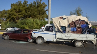 Serik’te otomobille kamyonetin çarpıştığı kazada 3 kişi yaralandı