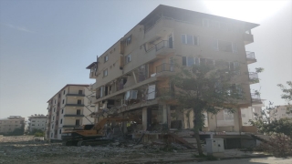 Hatay’da ağır hasarlı 3 bina kontrollü yıkıldı