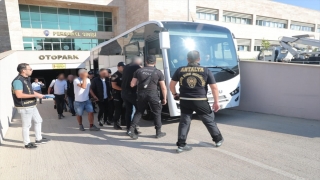 Antalya’da çeşitli suçlardan aranan 60 kişi yakalandı