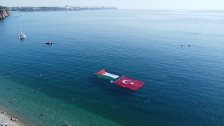 Antalya’da arama kurtarma ekipleri denizde Türk ve Filistin bayrakları açtı
