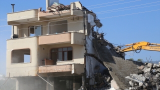 Hatay’da depremlerde ağır hasar alan 4 bina kontrollü yıkıldı