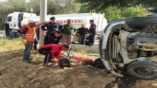 Burdur’da ağaca çarpan otomobildeki baba oğul öldü