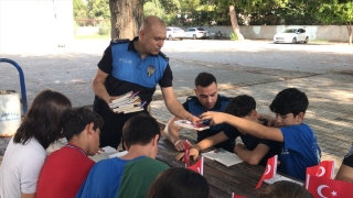 Adana’da polis, öğrencilerle kitap okudu