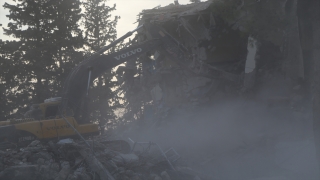 Hatay’da depremlerde ağır hasar alan lise kontrollü yıkıldı
