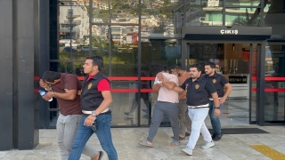 Antalya’da kendilerini polis olarak tanıtarak yaşlı kadını dolandıran 3 zanlı tutuklandı