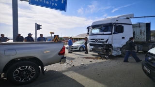Burdur’da tırla çarpışan hafif ticari aracın sürücüsü yaralandı