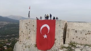 Mersin’de Cumhuriyet’in 100. yılı dolayısıyla tarihi kaleye Türk bayrağı asıldı