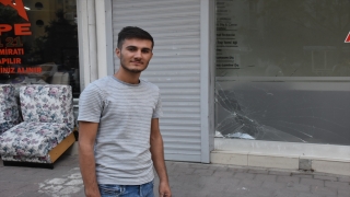 Adana’da kaldırımda kanepede uzanan kişi aracın çarpmasından son anda kurtuldu