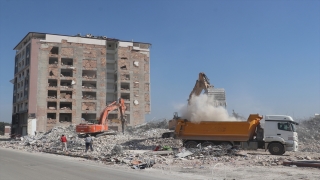 Hatay’da ağır hasarlı binaların kontrollü yıkımı sürdü