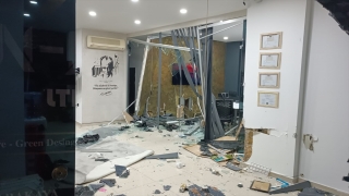Alanya’da sürücüsünün fren yerine gaza bastığı otomobil iş yerine girdi