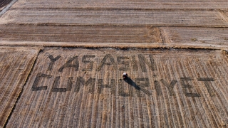 Antalyalı çiftçi tarlasına ”Yaşasın Cumhuriyet” yazdı