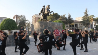 Hatay’da Cumhuriyet’in 100. yılı kutlamaları kapsamında 100 kişi zeybek oynadı