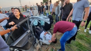 Kahramanmaraş’ta refüjdeki ağaca çarpan otomobildeki 2 kişi yaralandı