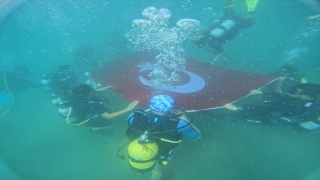 Antalya’da Cumhuriyet’in 100. yılında su altında Türk bayrağı açıldı