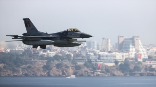 Antalya’da savaş uçakları gösteri uçuşu yaptı