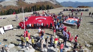 300 dağcıdan 2 bin 200 metre zirvede Cumhuriyet kutlaması