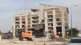 Hatay’da ağır hasarlı binaların kontrollü yıkımı sürüyor