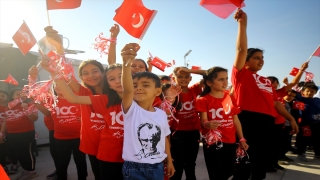 Depremin merkez üssünde Cumhuriyet coşkusu devam ediyor