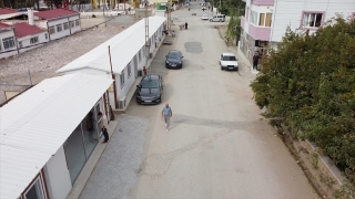 Osmaniye’nin Bahçe ilçesinde afetzede esnafa yapılan 95 prefabrikten 65’i tamamlandı
