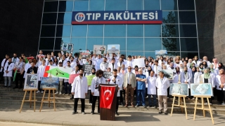 Gaziantep’te doktorlar ve tıp fakültesi öğrencileri, İsrail’in Gazze’deki hastane saldırılarına tepki gösterdi