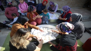 Depremin merkez üssünde kadınlar, pişirdikleri bazlamanın gelirini Gazze’ye gönderecek