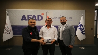 Gaziantep’te depremzede gazetecilere ekipman desteği