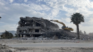 Hatay’da ağır hasarlı 3 bina kontrollü yıkıldı