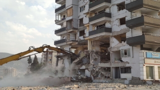 Hatay’da ağır hasarlı 4 bina kontrollü yıkıldı