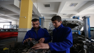 Liseli tamirciler araba tamir ederek aile bütçelerine katkı sağlıyor.