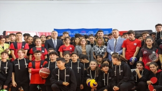 Gaziantep’te 600 öğrenciye spor kıyafeti verildi