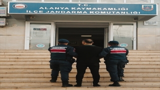 Alanya’da uyuşturucu ticaretinden hükümlü kişi yakalanıp cezaevine konuldu