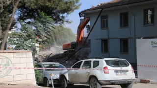 Hatay’da depremlerde hasar alan kaymakamlık binası kontrollü yıkıldı