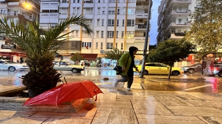 Antalya'sa sağanak yağış hayatı olumsuz etkiliyor